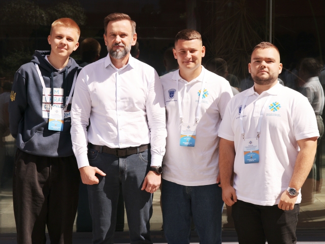 На фото Віктор Микита та представники Тернопільщини